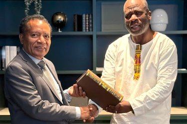 Past LDC Group chair Evans and new chair Adão during the LIFE-AR handover